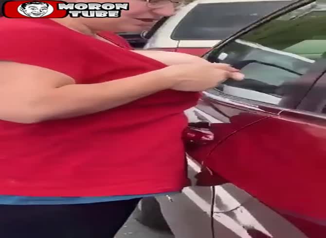 Video :During a parking lot altercation, she squirts a vehicle with breast milk